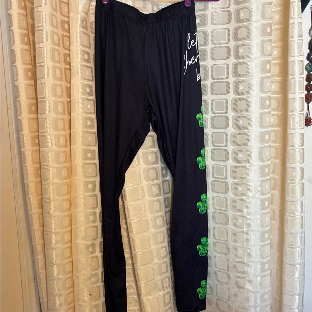 Women’s Black St. Paddy’s Day Shamrock Leggings - Picture 2 of 7